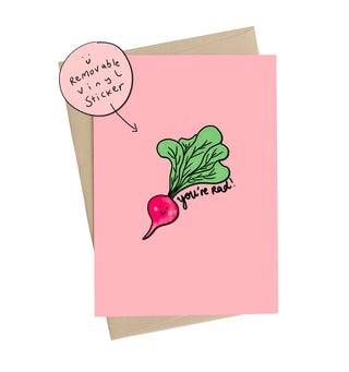 Carte de souhait rose avec autocollant détachable d'un radis. Idée cadeau.