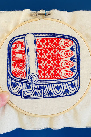 HOOK LINE & TINKER Kit de broderie - Sardines en Conserve