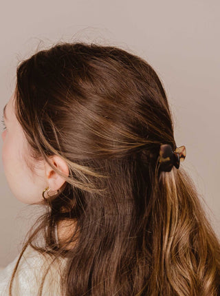 Pince à cheveux Barceleno mini Mimi & August, mini pince à cheveux marron. Parfaite idée de cadeau pour femme.