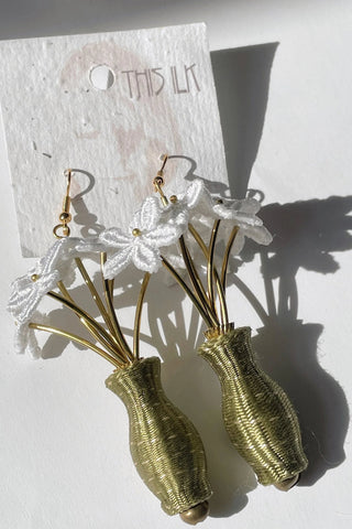 THIS ILK Boucles d'Oreilles Vase Fleurs Blanches