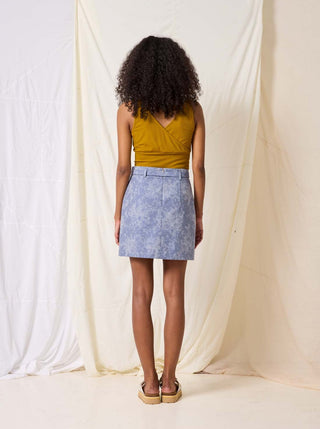 Jupe Paquerette - Denim Cokluch, jupe droite ajustée qui arrive au dessus des genoux. Fait localement à Montréal, Québec.