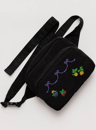BAGGU Sac Banane - Cross Stitch, sac banane noir avec deux pochettes et des motifs de rubans et de fleurs. Vendu à Montréal.