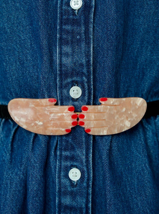 COUCOU SUZETTE Ceinture Mains, ceinture avec deux mains au vernis rouge qui se font face, parfaite idée de cadeau pour femme.