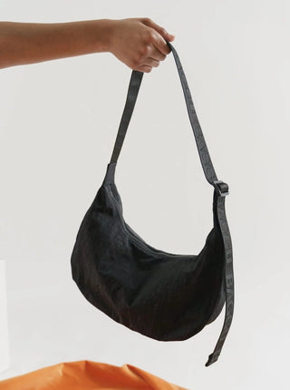 BAGGU Sac Moyen Crescent Nylon - Noir, sac en forme de croissant qui mesure Mesure 8" × 13 ¾" × 4". Vendu à Montréal.