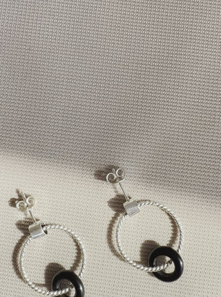 MAKSYM Boucles d'Oreilles Anneaux Torsadés + Onyx Noire - Argent