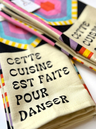 Linge à vaisselle coloré inscrit: cette cuisine est faite pour danser. Parfait idée cadeau pour femme. Fait au Québec.