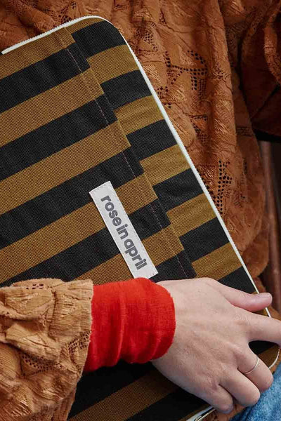 ROSE IN APRIL Pochette d'Ordinateur Octave 13/14' - Rayure Cumin