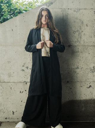Veste très longue noir  Bodybad. Montreal designer boutique.