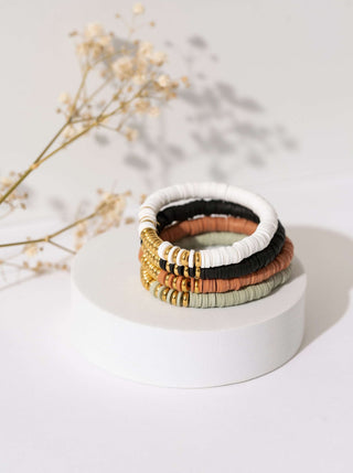 Bracelet à mini anneau blanc. Montreal designer boutique.