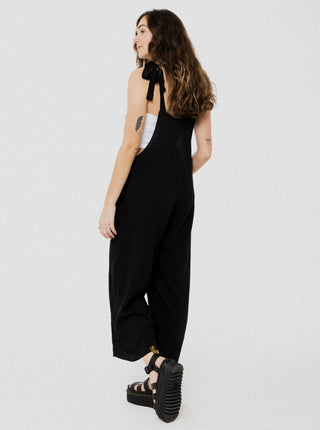 Combinaison ample et confortable noire nouée aux épaules par une boucle. Designer québécois.