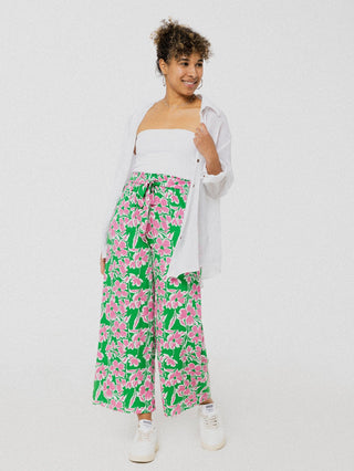 Pantalon vert à fleurs roses ample et confortable avec ceinture à la taille. Designer québécois. 