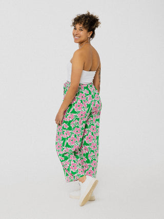 Pantalon vert à fleurs roses ample et confortable avec ceinture à la taille. Designer québécois.