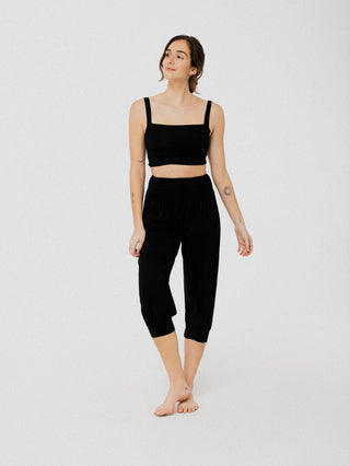 Pantalon 3/4 noir ample et confortable avec élastique à la taille et au mollet. Designer québécois.