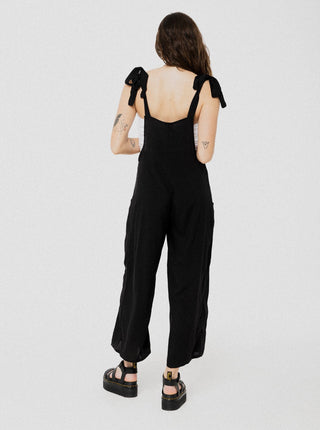 Combinaison ample et confortable noire nouée aux épaules par une boucle. Designer québécois.