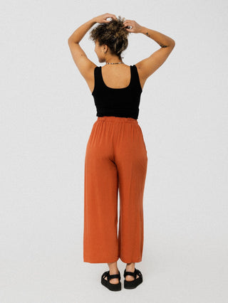 Pantalon orange brûlé ample et confortable avec ceinture à la taille. Designer québécois.
