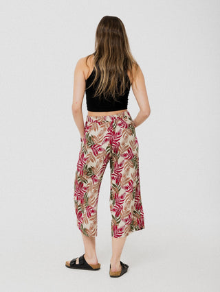 Pantalon 3/4 ample et confortable crème à motif feuilles brunes et fushia avec élastique dans le dos. Designer québécois.