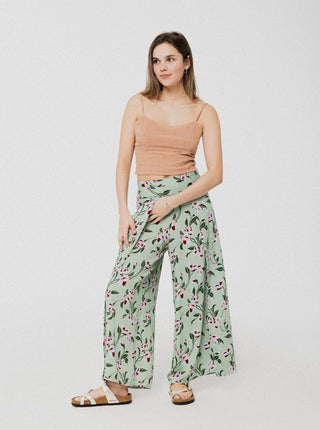 Pantalon ample et confortable vert à motif de fleur rose avec une subtile ouverture à l'avant et élastique dans le dos. Designer québécois.
