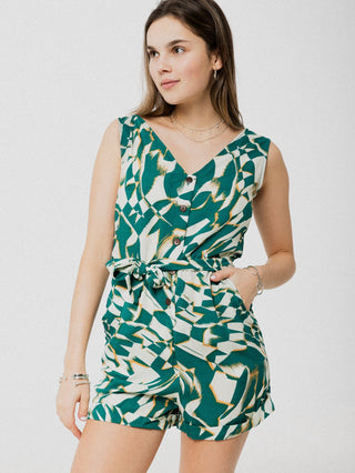 Combinaison courte, ample et confortable à motif asymétrique vert nouée à la taille par ceinture en tissu. Designer québécois.