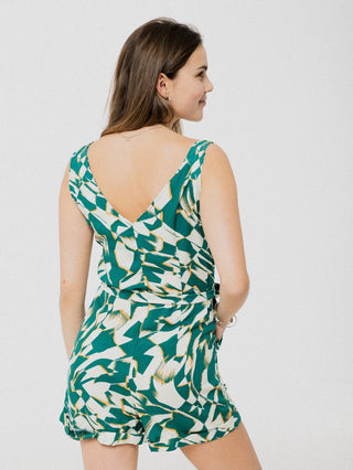 Combinaison courte, ample et confortable à motif asymétrique vert nouée à la taille par ceinture en tissu. Designer québécois.