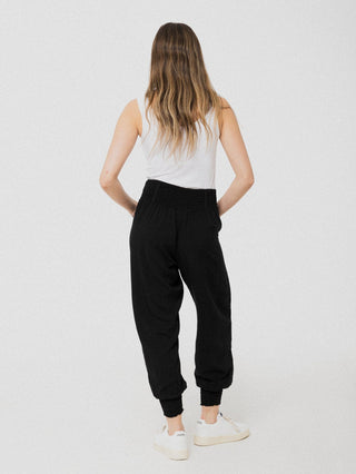 Pantalon noir ample et confortable avec élastique aux chevilles et à la taille. Designer québécois.