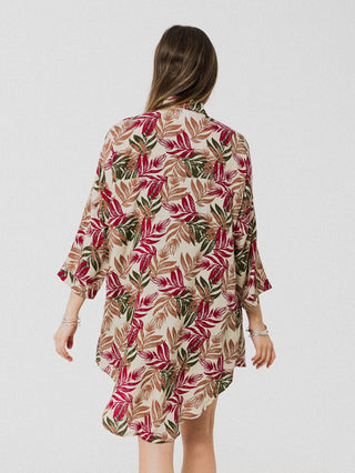 Robe d'été beige avec feuille rose, brune et verte, ample avec manche longue et boutonnière, très confortable. Designer québécois.
