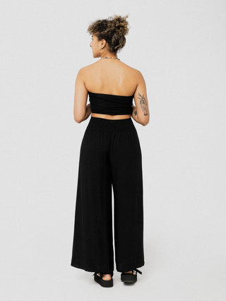 Pantalon ample et confortable noir avec une subtile ouverture à l'avant et élastique dans le dos. Designer québécois.