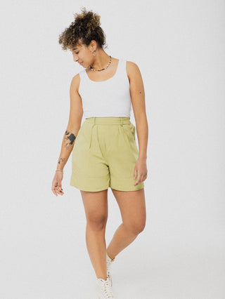 Short vert ample, léger et confortable avec élastique au dos et poches latérales. Designer québécois.