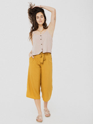 Pantalon 3/4 ample et confortable doré avec ceinture en tissu à la taille. Designer québécois.