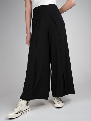 Pantalon ample et confortable noir avec une subtile ouverture à l'avant et élastique dans le dos. Designer québécois.