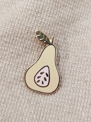 Pin's Poire Mimi & August, parfaite idée de cadeau pour femme.