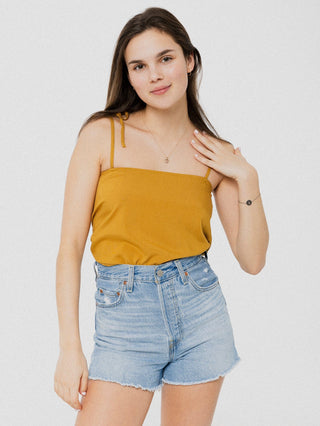 Camisole ample et confortable avec fines bretelles dorée. Designer québécois.
