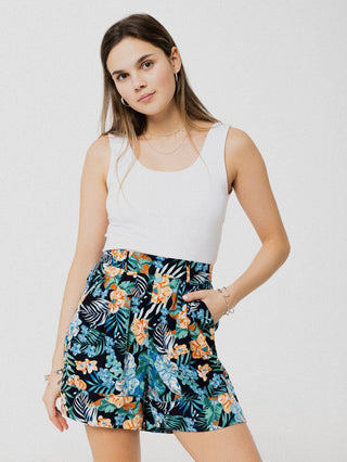 Short noir avec motif tropicales orangé et marine ample, léger et confortable avec élastique au dos et poches latérales. Designer québécois.