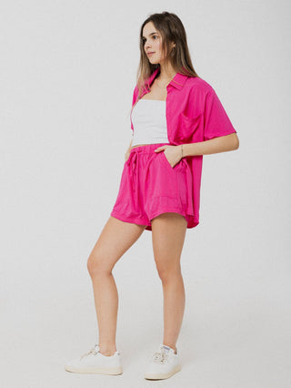 Short rose ample, léger et confortable avec élastique au dos et poches latérales. Designer québécois.