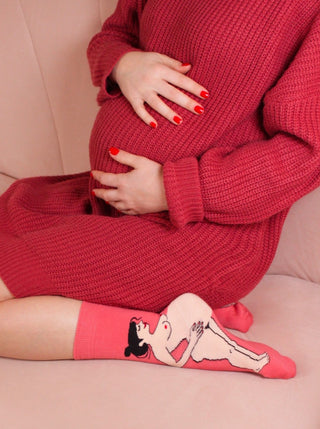 COUCOU SUZETTE Chaussettes Enceinte - Blanc, chaussettes avec ventre de femme enceinte au talon. Parfaite idée de cadeau pour femme.