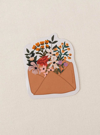 Autocollant vinyle Mimi & August représentant des fleurs dans une enveloppe.  Fait au Québec, parfaite idée cadeau pour femme.