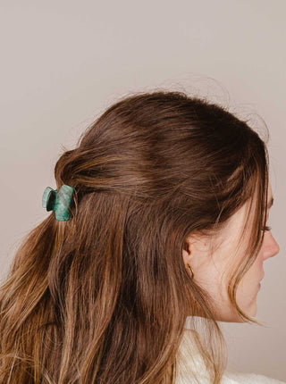 Mini barette Jade Mimi & August, mini pince à cheveux couleur jade. Parfaite idée de cadeau pour femme.