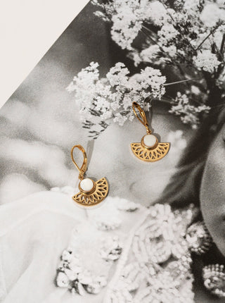 Boucle d'oreille demi fleur avec perle blanche. Montreal designer boutique.